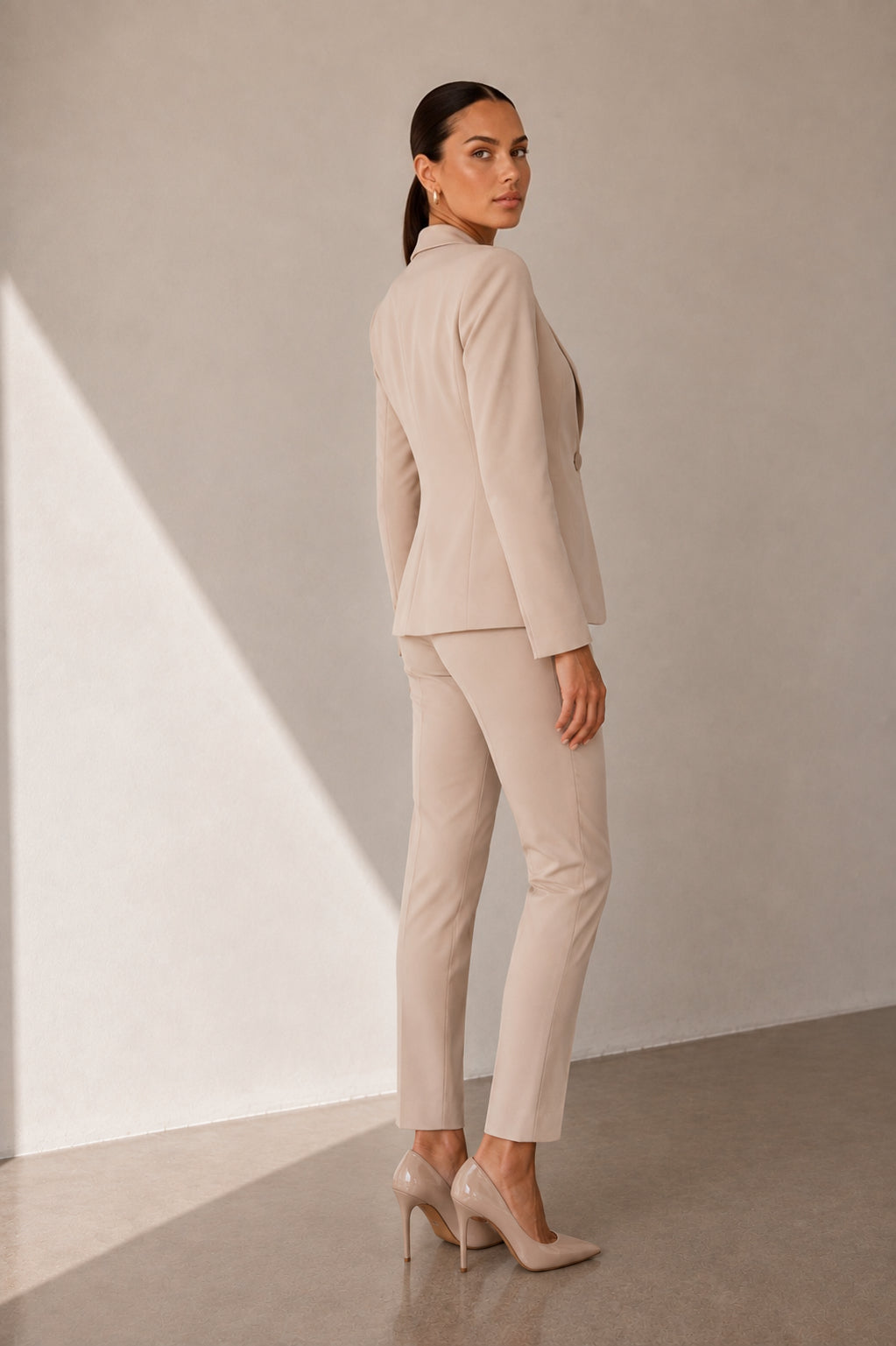 Compleu Office Damă Bej cu Pantalon Conic